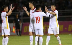 Tụt 2 bậc trên BXH FIFA, đội tuyển Việt Nam vẫn cho Thái Lan "hít khói"