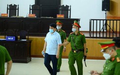 Ông Nguyễn Đức Chung tới tòa bằng cửa sau, xe riêng, người vợ xin vắng mặt