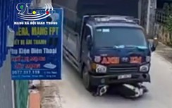 Video: 2 người đi xe máy tử vong sau khi bị cuốn vào gầm xe tải