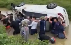 Hàng chục người lội mương cứu nữ tài xế và 2 trẻ nhỏ kẹt trong ô tô bị lật