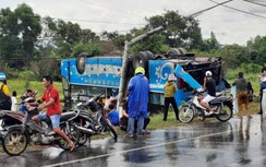 Lật xe khách chở 33 người trên QL1 qua Bình Thuận, 11 hành khách bị thương