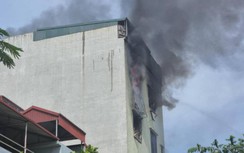 Giải cứu 5 người mắc kẹt trong căn nhà cao tầng bốc cháy