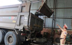 CSGT Đắk Lắk phạt nặng xe cơi nới, giám sát cắt thùng đưa về đúng thiết kế