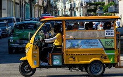 Tài xế taxi Cuba chuyển sang xe ba bánh điện do ô tô đời cổ ngốn xăng