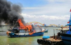 Hai tàu cá bốc cháy dữ dội trên sông Hàn