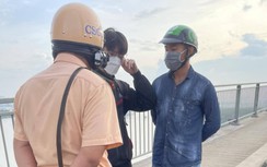 Nam thanh niên định nhảy cầu Phú Mỹ tự tử được CSGT TP.HCM cứu sống