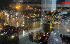 Video: Cận cảnh đường Hà Nội "biến thành sông" sau mưa lớn nhiều tiếng