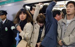 Nhức nhối vấn nạn "quấy rối phụ nữ trên tàu như thú vui" tại Tokyo