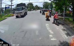 Video: Đi vào điểm mù của xe tải, người phụ nữ bị cuốn vào gầm