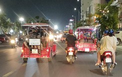 Xe điện du lịch náo loạn thành phố biển Quy Nhơn