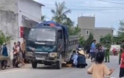 Video: Chạy băng qua đường bé trai bị xe tải cán tử vong thương tâm