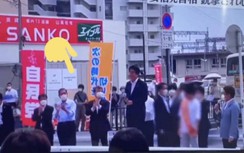 Video nghi phạm đứng ngay sau ông Abe Shinzo rất lâu trước khi xả súng