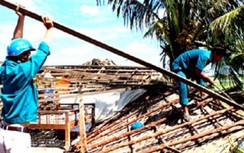 Mưa lớn kèm theo dông lốc làm sập, tốc mái hơn 200 căn nhà ở Cà Mau