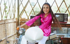Á hậu Hoàn vũ Việt Nam ngồi xe máy cực "lầy lội" trong chuyến về thăm quê