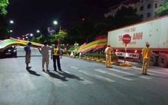 Xe container tông sập cổng chào, đè một xe con tại trung tâm Thái Bình