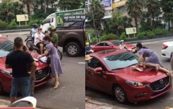 Vợ cầm giấy đăng ký kết hôn, chặn đầu xe của chồng đánh ghen giữa phố
