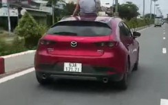 Nữ tài xế bị tước giấy phép lái xe vì chở người ngồi trên mui