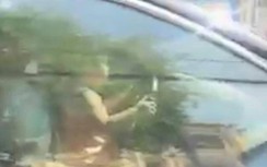 CSGT Tiền Giang nói gì về clip bé gái khoảng 4 tuổi ôm vô lăng lái ô tô?