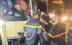 Tài xế tử vong, cảnh sát phá cửa xe cứu 19 hành khách sau TNGT trên QL1