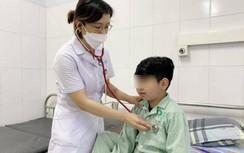 Bé trai 10 tuổi suy tuyến thượng thận vì dùng thuốc xịt mũi có corticoid