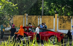 Khoảnh khắc siêu xe Ferrari 488 GTB đâm vào gốc cây tại Long Biên