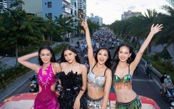 Thí sinh Miss World Vietnam 2022 mặc hở bạo, nhún nhảy trên xe bus 2 tầng