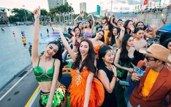 Miss World Vietnam mặc thiếu vải, nhún nhảy trên xe bus có thể bị phạt?