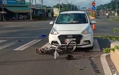 Video: Bị ô tô tông nguy kịch vì lạng lách, đánh võng bằng xe đạp điện