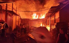 Huy động gần 200 cảnh sát chữa cháy tổng kho vật tư tại Đà Nẵng