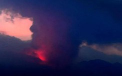 Núi lửa tiếp tục phun trào, Nhật Bản giữ nguyên cảnh báo cao nhất