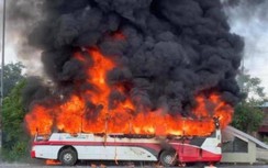Hà Nội: Xe khách cháy rụi trơ khung trên đường Trường Sa