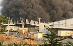 Hiện trường vụ cháy nhà kho rộng gần 10.000 m2 ở Bình Dương