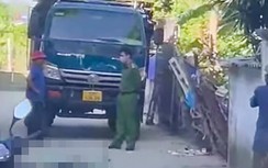 Xe tải lùi vào ngõ cán bé 2 tuổi tử vong ở Nghệ An