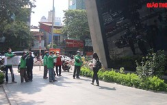 Video: Đông nghịt xe ôm đứng chèo kéo khách tại ga tàu điện Cát Linh