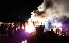 4 tàu cá của ngư dân Quảng Bình bốc cháy dữ dội trên biển