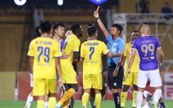 Trọng tài V-League gây bão với tấm thẻ đỏ ở trận cầu 6 điểm