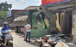 Xe tải lớn húc tan hoang tiệm vàng và nhiều nhà dân ở Hà Nội