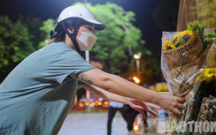 Người dân mang hoa tưởng niệm 3 cảnh sát chữa cháy hy sinh ở Hà Nội