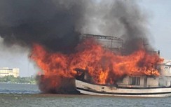 Tàu du lịch cũ đang trên đường về tháo dỡ bất ngờ bốc cháy dữ dội trên sông
