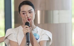 Người đẹp Miss World Vietnam khóc nghẹn vì lớn lên trong bạo lực gia đình