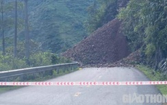 Yên Bái: Quốc lộ 32 tê liệt do sạt lở
