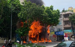 Hà Nội: Đang cháy lớn tại cửa hàng điện thoại trên phố Hồ Tùng Mậu