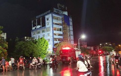 Tòa nhà 6 tầng ở Hải Phòng đổ sập trong đêm, khách sạn liền kề nghiêng theo