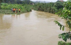 Hòa Bình: 3 người bơi qua sông Bôi đi đánh cá, 1 người bị lũ cuốn mất tích