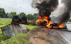 Xe tải cháy dữ dội trên cao tốc Hà Nội - Hải Phòng sau khi gặp nạn