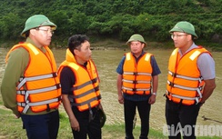 Ông Khuất Việt Hùng trực tiếp chỉ đạo tìm kiếm các nạn nhân vụ lật thuyền