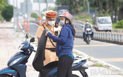 Vừa bốc biển số, người phụ nữ đi xe máy bốc luôn biên bản phạt