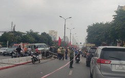 Hà Nội: Ô tô 16 chỗ tông đổ cột đèn, đường Giải Phóng ùn tắc kéo dài