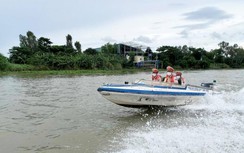 Chở quá tải, 15 sà lan bị cảnh sát An Giang buộc hạ tải ngay trên sông Tiền