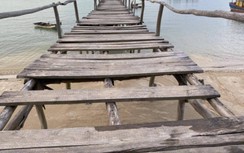 Phát hoảng với cầu gỗ cũ nát liêu xiêu trên biển Cô Tô